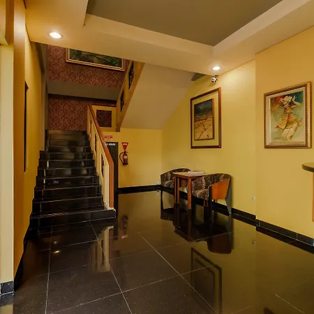 RedDoorz Plus near Dunia Fantasi Ancol-3